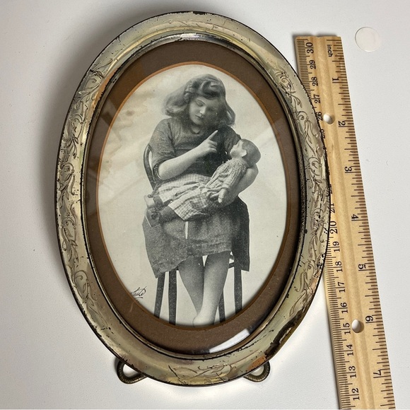 Vintage 40's Oval Round Frame with Creepy Girl with Doll Photo - Picture 9 of 11